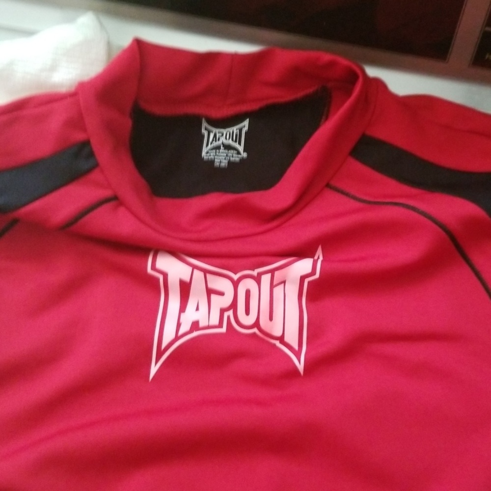 Athletic long sleeved shirt